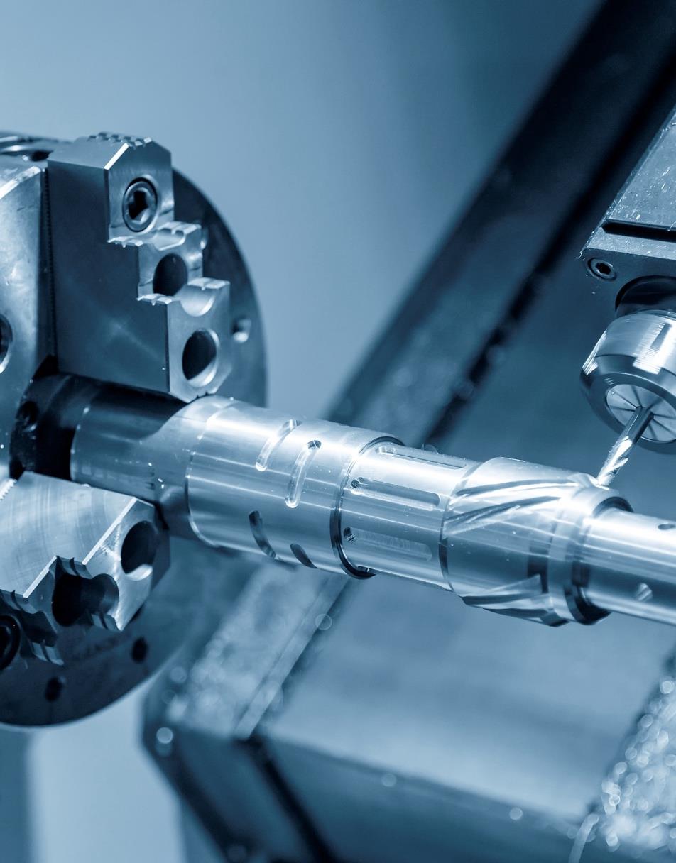Detail soustružení kovového dílu na CNC stroji